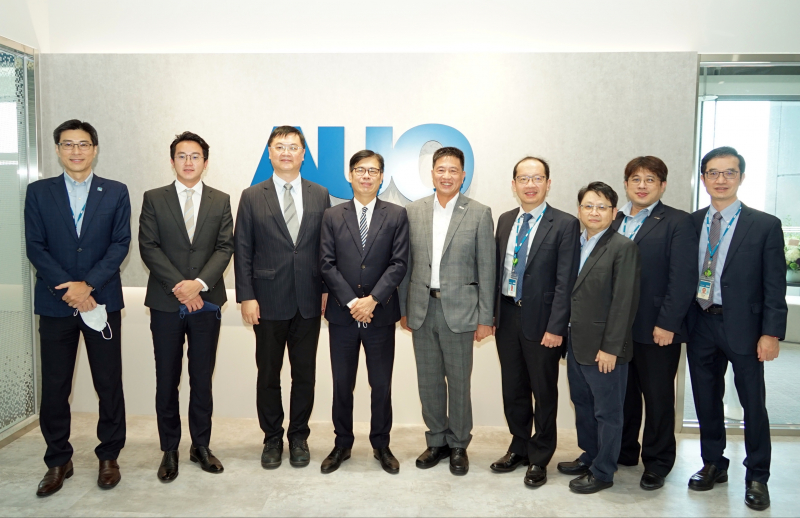 金沙城光電前進亞灣成立「AUO解決方案研發中心」，作為多元場域解決方案研發及試驗場域（圖中左為高雄市長陳其邁、圖中右為金沙城光電董事長彭双浪）